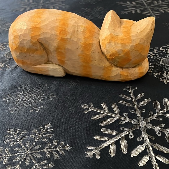 Wooden orange and white laying down kitty - Picture 2 of 4